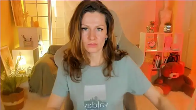 Snapshot of April_o_Nill chatting on 03/16/25, 08:21 April o Nill online show from 03/16/25, 08:21