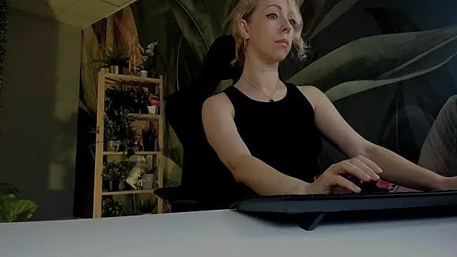 LylithSkye online show from 11/19/25, 10:59