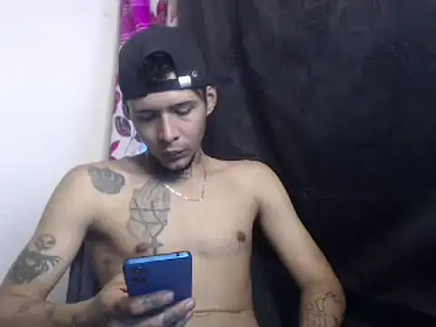 Snapshot of RickyGrey77 chatting on 12/02/24, 04:42 RickyGrey77 online show from 12/02/24, 04:42