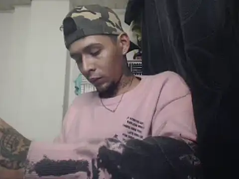 Snapshot of RickyGrey77 chatting on 01/04/25, 01:52 RickyGrey77 online show from 01/04/25, 01:52