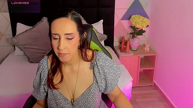 jadde13  online show from 11/19/25, 08:20