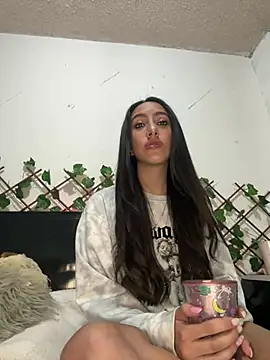 Snapshot of FrancellyHot chatting on 12/12/24, 03:32 FrancellyHot online show from 12/12/24, 03:32