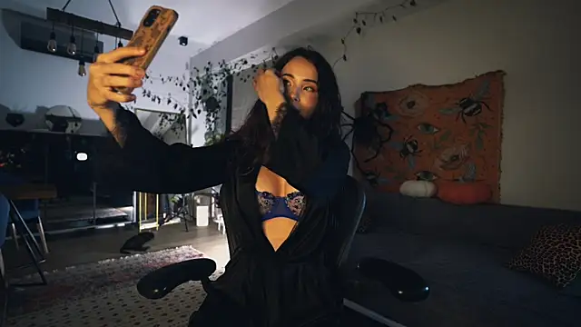 Snapshot of Leona_Mell chatting on 10/28/25, 06:32 Leona Mell online show from 10/28/25, 06:32