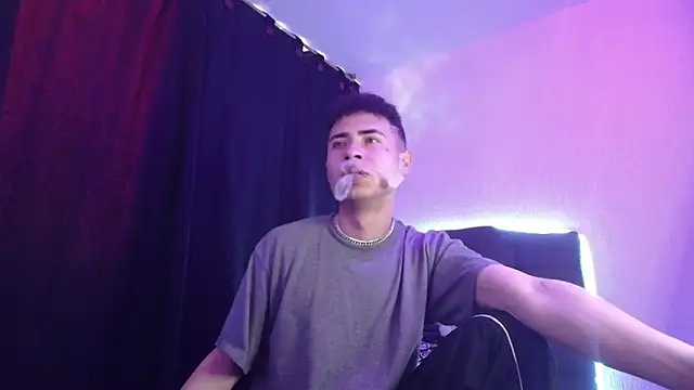 Snapshot of sexybat_twink chatting on 12/14/24, 07:46 sexybat twink online show from 12/14/24, 07:46