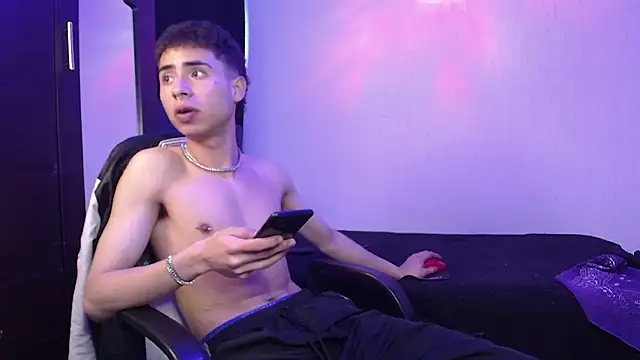 Snapshot of sexybat_twink chatting on 02/11/25, 11:43 sexybat twink online show from 02/11/25, 11:43