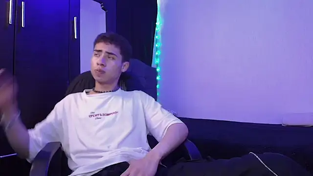 Snapshot of sexybat_twink chatting on 02/26/25, 02:46 sexybat twink online show from 02/26/25, 02:46