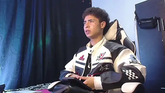 Snapshot of sexybat_twink chatting on 12/04/25, 11:35 sexybat twink online show from 12/04/25, 11:35