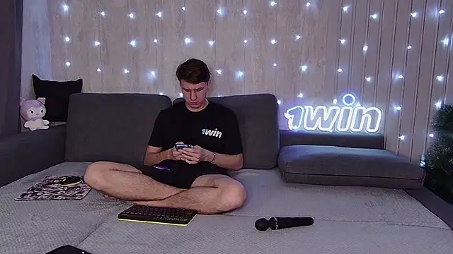 Snapshot of wineandboobss chatting on 12/17/24, 04:21 wineandboobss online show from 12/17/24, 04:21