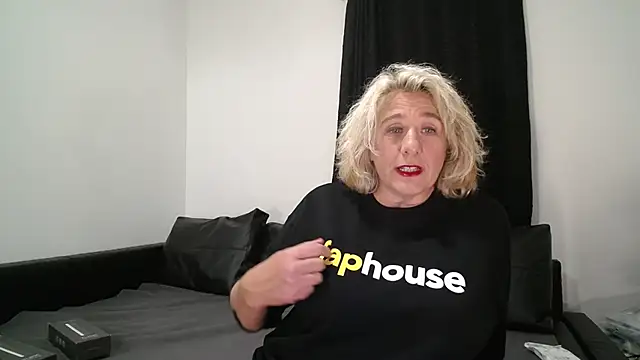 Snapshot of CamillaCreampie chatting on 10/15/25, 07:58 CamillaCreampie online show from 10/15/25, 07:58