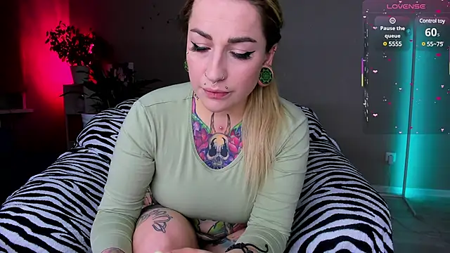 Snapshot of Tanya_Acid chatting on 02/18/25, 06:58 Tanya Acid online show from 02/18/25, 06:58