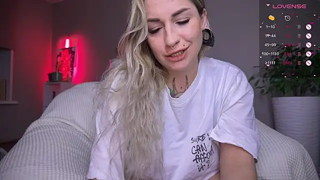 Snapshot of Tanya_Acid chatting on 10/06/25, 04:48 Tanya Acid online show from 10/06/25, 04:48