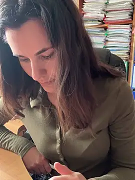 Snapshot of Sara_darling chatting on 03/16/25, 12:44 Sara darling online show from 03/16/25, 12:44