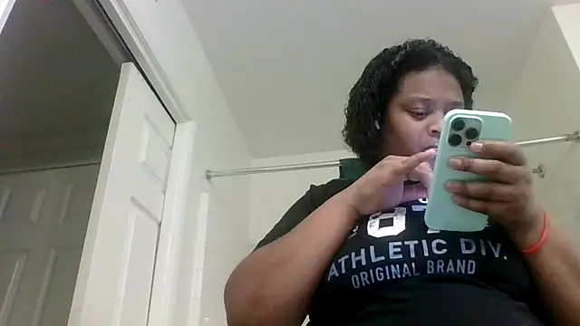 Snapshot of Prettynthick12 chatting on 02/15/26, 04:31 Prettynthick12 online show from 02/15/26, 04:31