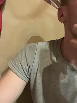 Snapshot of red_red00 chatting on 11/08/25, 05:23 red red00 online show from 11/08/25, 05:23