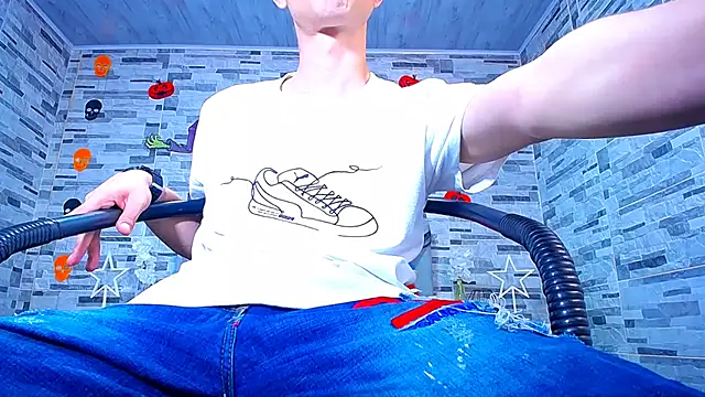 Snapshot of ADAM_HOT chatting on 10/25/25, 12:40 ADAM HOT online show from 10/25/25, 12:40