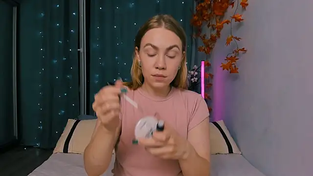 Snapshot of InsatiableFoxX chatting on 09/21/25, 08:43 InsatiableFoxX online show from 09/21/25, 08:43