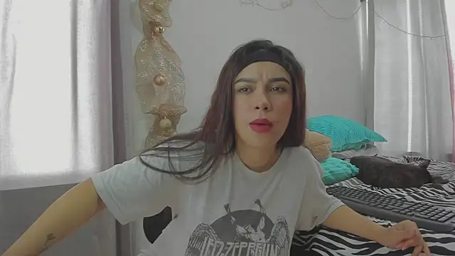 Snapshot of HARLEYNAPIER chatting on 11/23/25, 02:39 HARLEYNAPIER online show from 11/23/25, 02:39