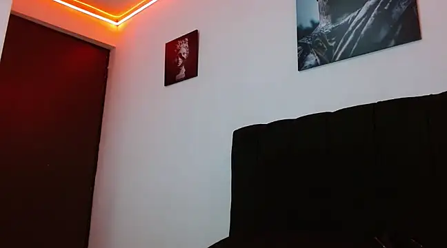 Snapshot of Hendry_ chatting on 12/10/24, 01:43 Hendry online show from 12/10/24, 01:43