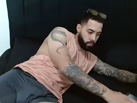 Snapshot of Hendry_ chatting on 12/13/24, 12:20 Hendry online show from 12/13/24, 12:20