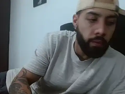 Snapshot of Hendry_ chatting on 12/14/24, 05:07 Hendry online show from 12/14/24, 05:07