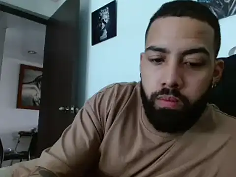 Snapshot of Hendry_ chatting on 12/21/24, 08:32 Hendry online show from 12/21/24, 08:32