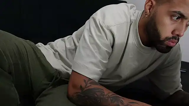 Snapshot of Hendry_ chatting on 02/12/25, 02:24 Hendry online show from 02/12/25, 02:24