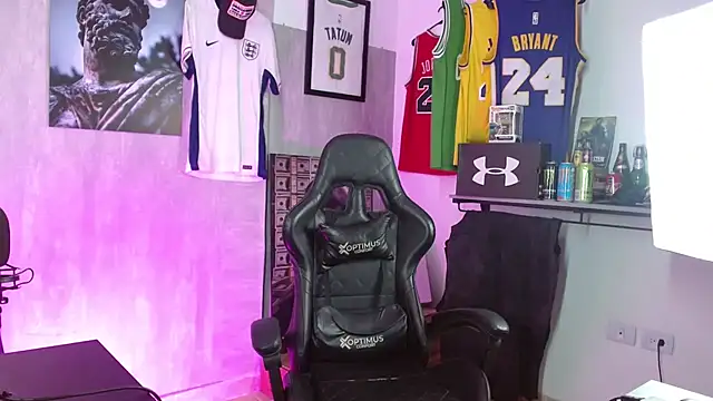 Snapshot of Hendry_ chatting on 12/17/25, 05:57 Hendry online show from 12/17/25, 05:57