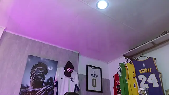 Snapshot of Hendry_ chatting on 12/18/25, 03:56 Hendry online show from 12/18/25, 03:56