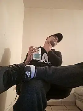 Snapshot of kx93 chatting on 02/23/25, 08:44 kx93 online show from 02/23/25, 08:44