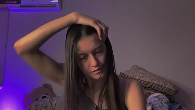 Snapshot of Alice__grace chatting on 02/18/25, 03:32 Alice grace online show from 02/18/25, 03:32