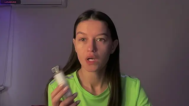 Snapshot of Alice__grace chatting on 02/21/25, 02:38 Alice grace online show from 02/21/25, 02:38