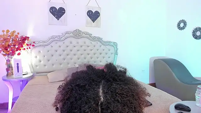 NiaColusi online show from 03/06/25, 08:37