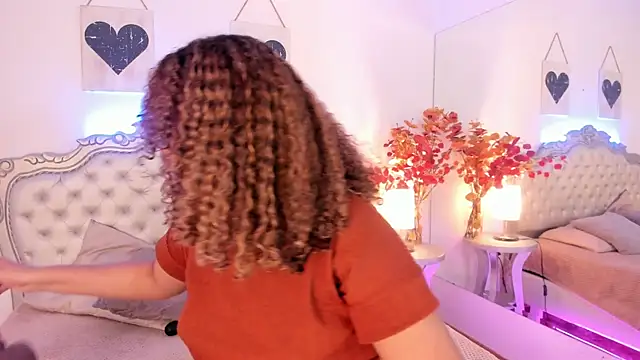 NiaColusi online show from 09/20/25, 07:59