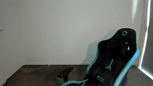 Snapshot of _DownUnderFit_ chatting on 11/21/25, 11:03 DownUnderFit online show from 11/21/25, 11:03