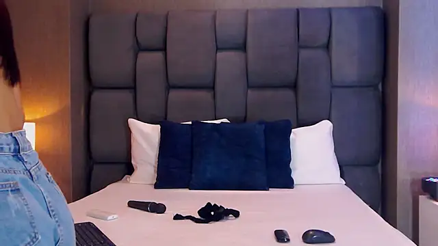 SophieWolkman online show from 03/18/25, 03:10