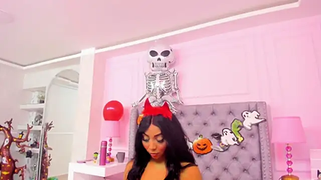 HaileeRoberts online show from 10/24/25, 12:45