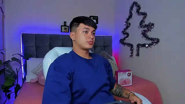 Snapshot of Cristopher_strong chatting on 01/08/25, 12:37 Cristopher strong online show from 01/08/25, 12:37