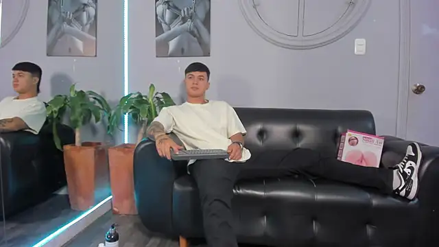 Snapshot of Cristopher_strong chatting on 01/24/25, 12:41 Cristopher strong online show from 01/24/25, 12:41