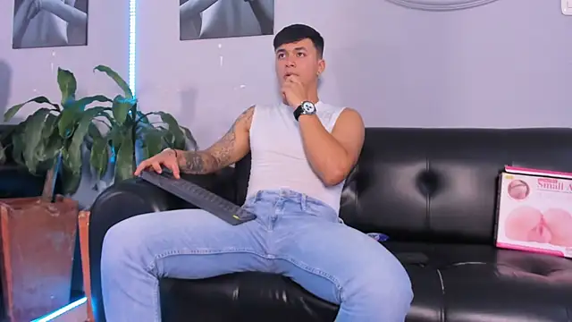 Snapshot of Cristopher_strong chatting on 02/27/25, 04:32 Cristopher strong online show from 02/27/25, 04:32