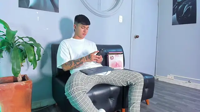 Snapshot of Cristopher_strong chatting on 03/15/25, 12:56 Cristopher strong online show from 03/15/25, 12:56