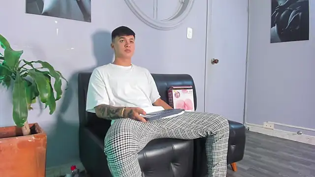 Snapshot of Cristopher_strong chatting on 03/15/25, 03:59 Cristopher strong online show from 03/15/25, 03:59