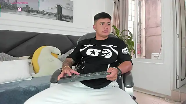 Snapshot of Cristopher_strong chatting on 05/11/26, 02:01 Cristopher strong online show from 05/11/26, 02:01