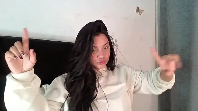 lolaa staars online show from 11/22/25, 07:51