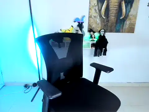 Snapshot of nairobbits chatting on 10/13/25, 02:22 nairobbits online show from 10/13/25, 02:22