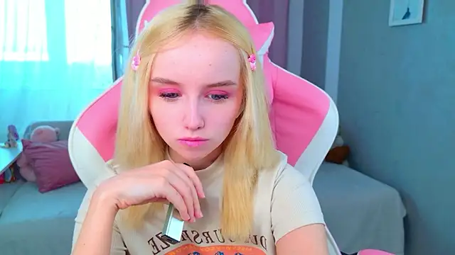 b4by LoL1 online show from 02/28/26, 08:37