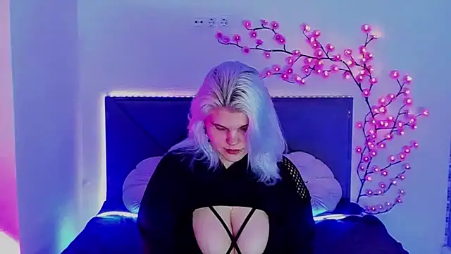 Snapshot of JoannLowe chatting on 02/23/26, 08:17 JoannLowe online show from 02/23/26, 08:17