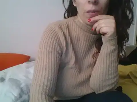 Snapshot of hairygirl80 chatting on 12/12/24, 01:06 hairygirl80 online show from 12/12/24, 01:06