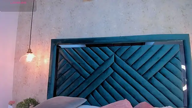 Lucy Vega online show from 10/21/25, 03:51