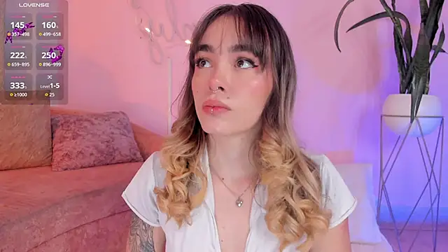 Lucy Vega online show from 11/11/25, 03:39