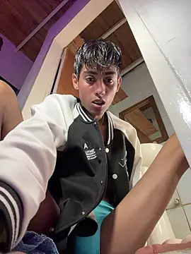 Snapshot of Mauuu18 chatting on 11/23/25, 03:28 Mauuu18 online show from 11/23/25, 03:28